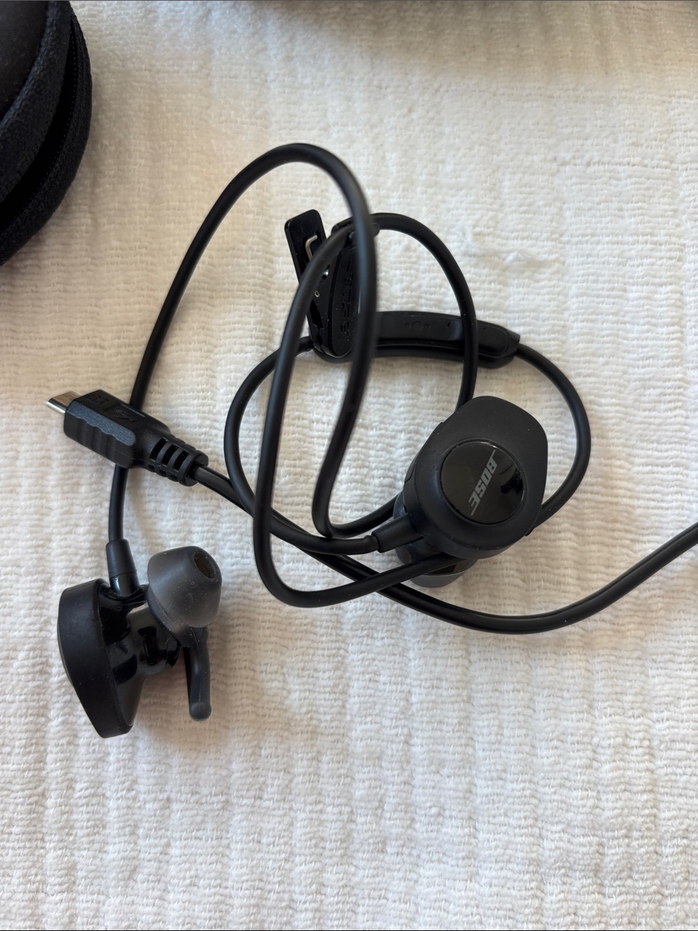Bose Black Over-Ear Headphones and Earbuds - Picture 5 of 10